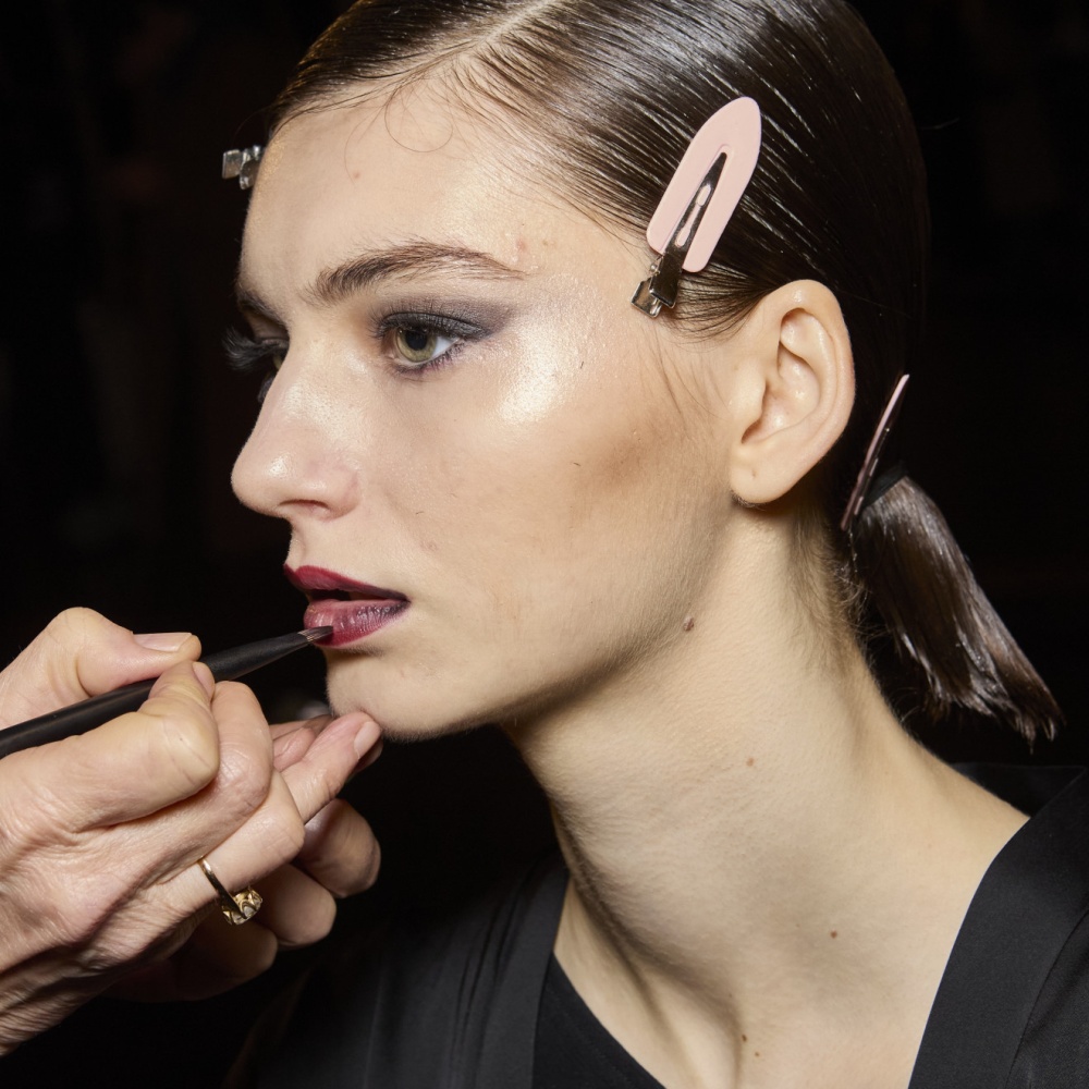 صيحات جمالية تستحق التوقف عندها في كواليس عروض الموضة في ميلانو لخريف 2024