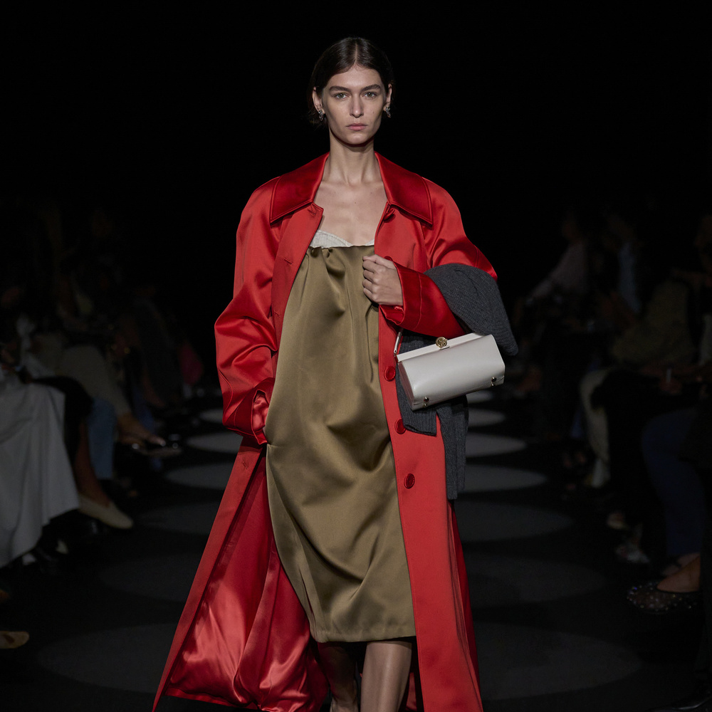 معاطف الساتان صيحة جديدة لا غنى عنها في إطلالاتك