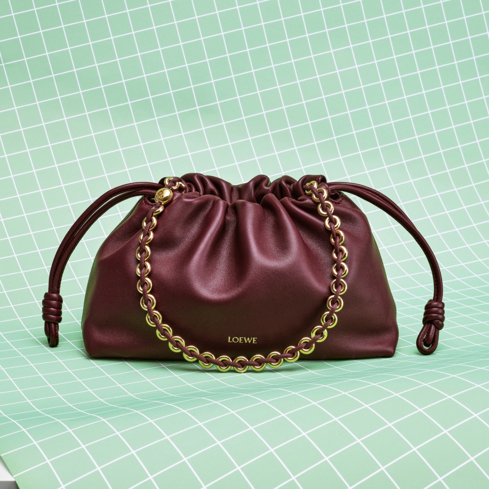 تُطلق دار "لويفي" LOEWE حقيبتها الأيقونية "محفظة الفلامنكو" Flamenco Purse اليوم.