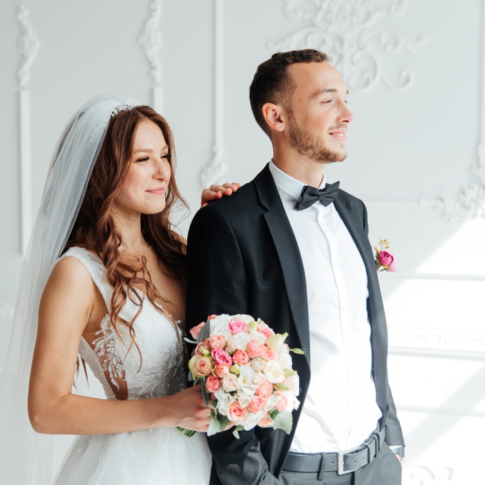 بين الرومانسية والمقالب المضحكة: ما رأيك بتقليد النظرة الأولى بين العروسين؟