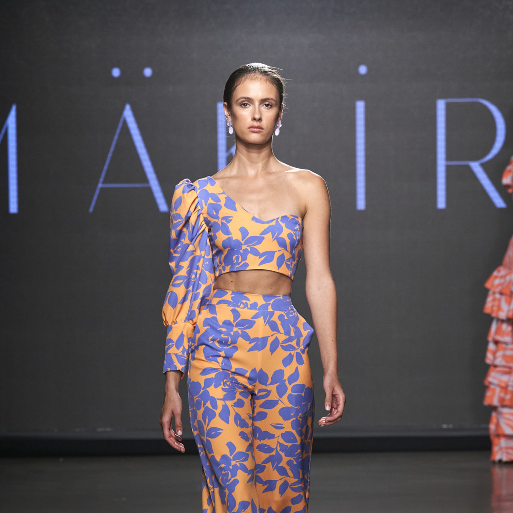 النقشات المطبعة بالورود على البناطيل عنوان أناقتك عام 2024