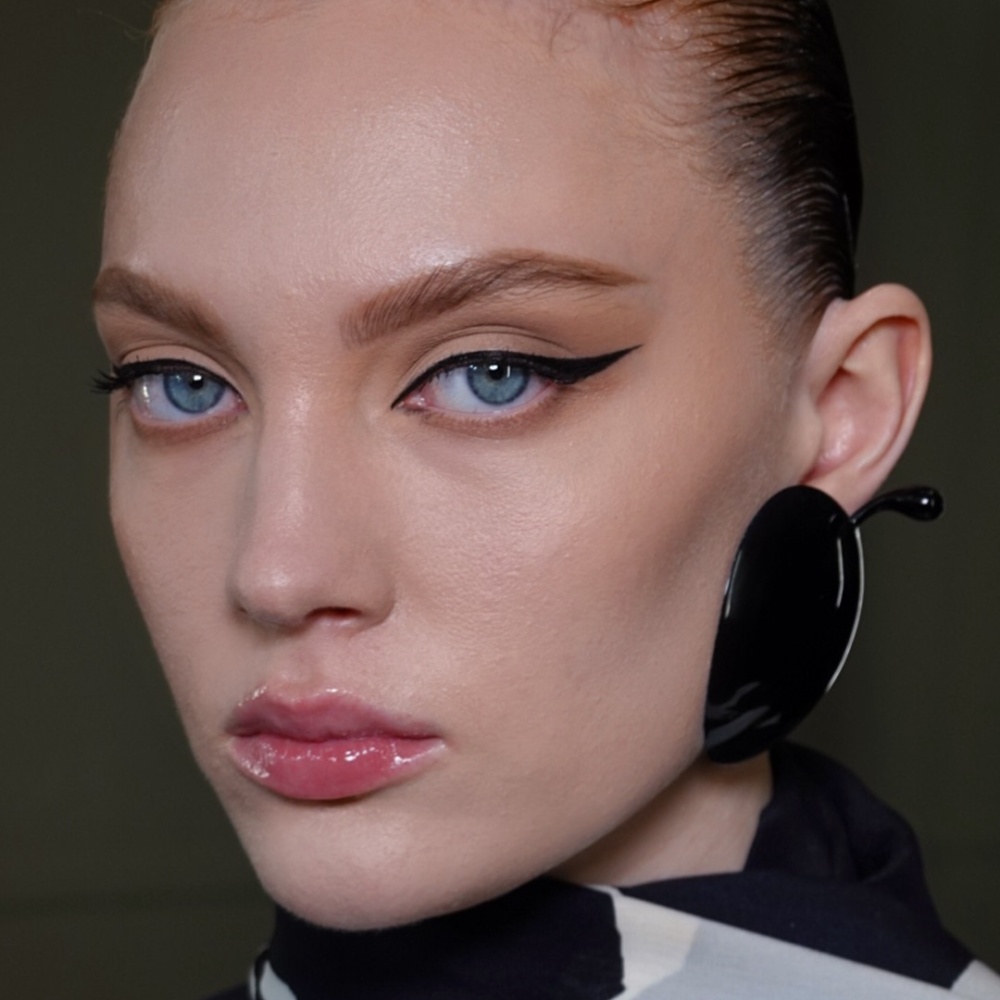 خلف كواليس عرض Nina Ricci لخريف 2024 في باريس.. صيحات جمالية حملت توقيع شارلوت تيلبوري
