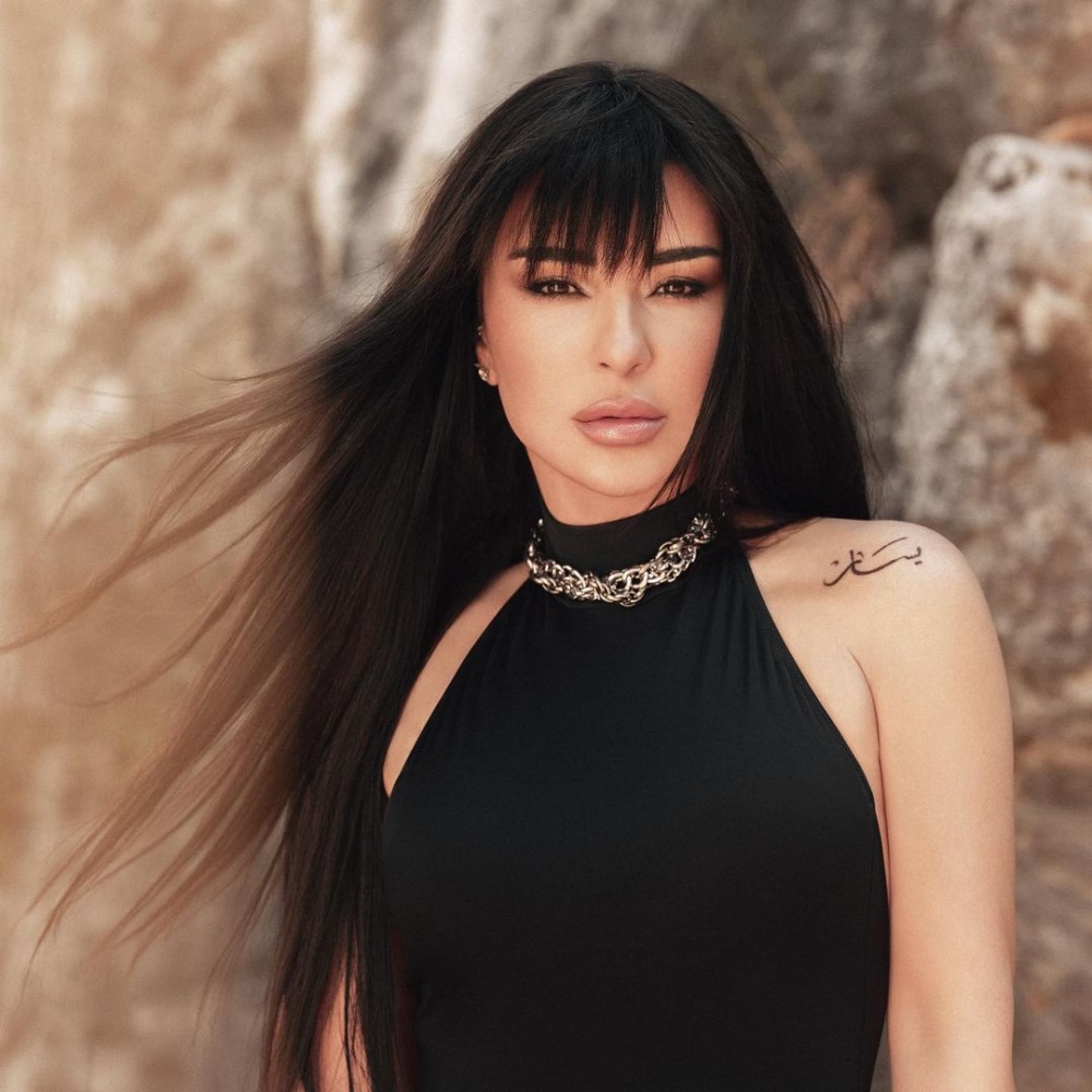 تسريحات شعر منسدلة مع الغرة الأمامية الطويلة بأسلوب ماغي بو غصن