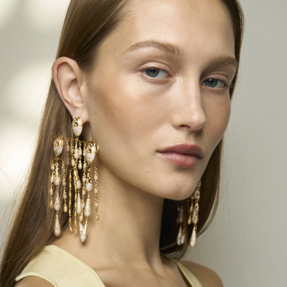 تمرير الكونسيلر الكريمي بطرف الاصبع من وحي دار Zimmermann