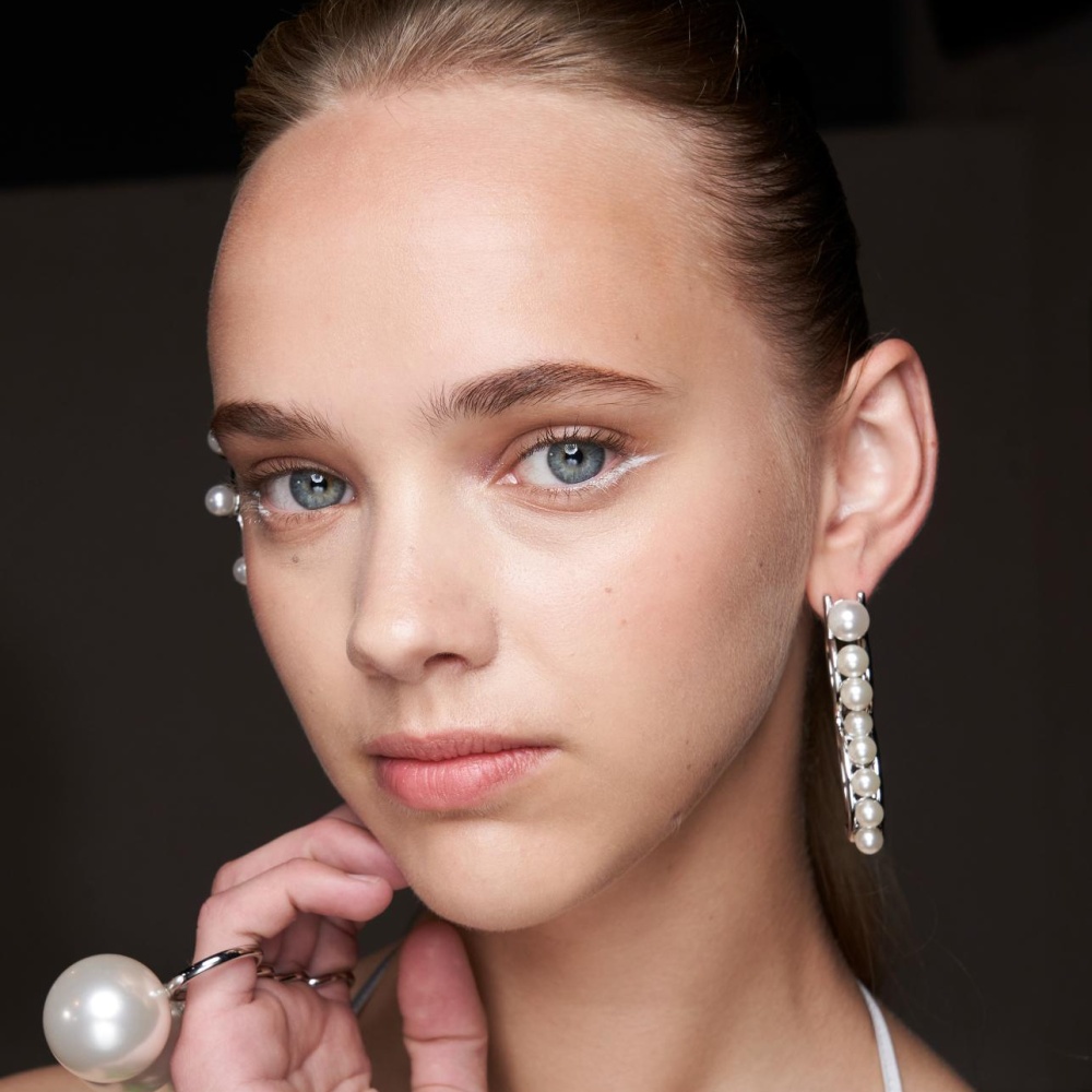 إطلالاتك في عيد الأم 2024 مع رسمات الآيلاينر العصرية