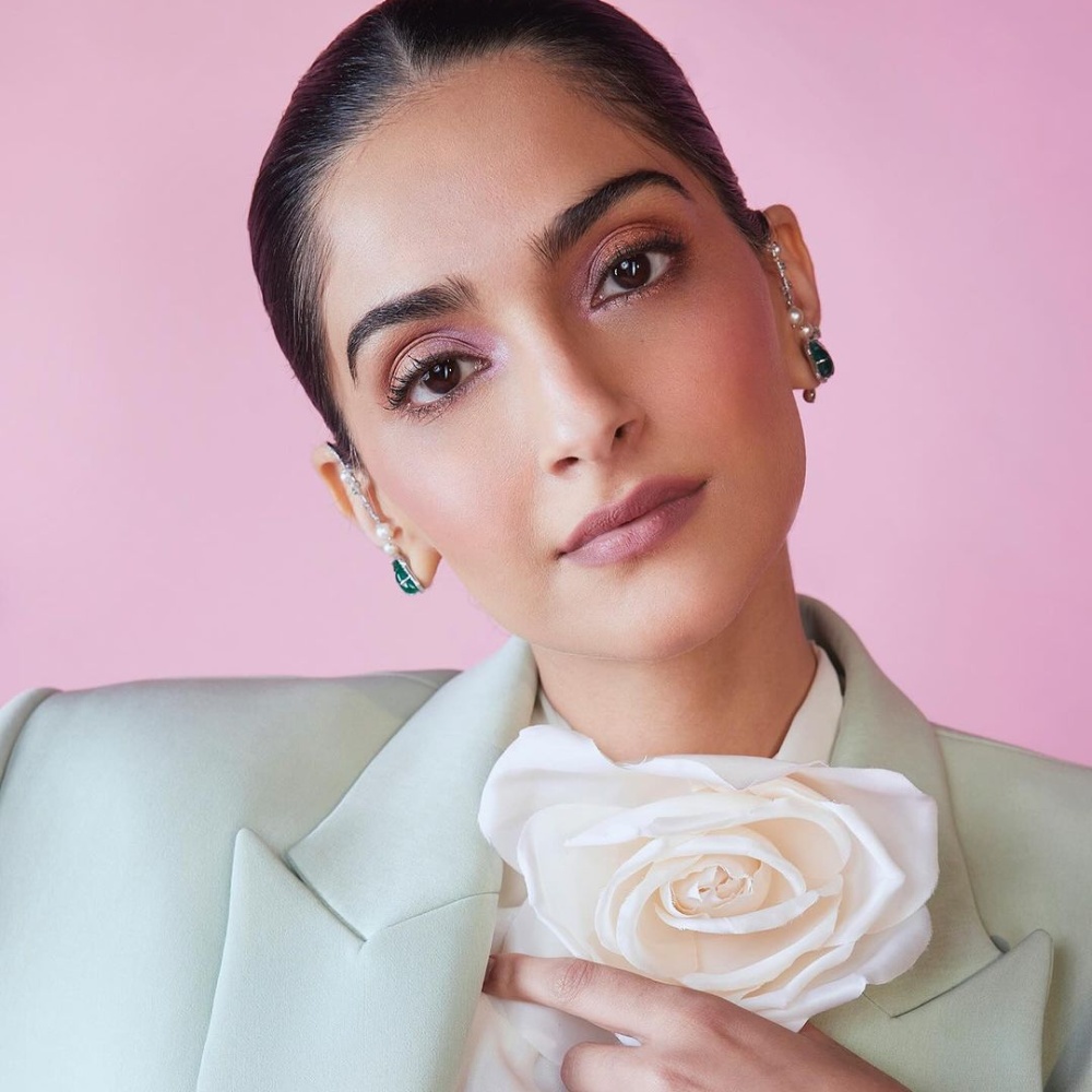 في يوم المرأة العالمي .. عزّزي جمالك الأنثوي بالمكياج الوردي على خطى سونام كابور