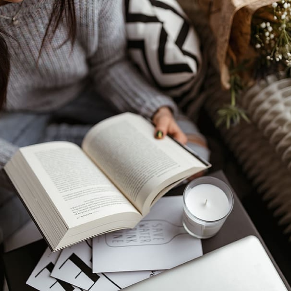 10 فوائد للقراءة بشكل يومي.. مُتعة مجانية