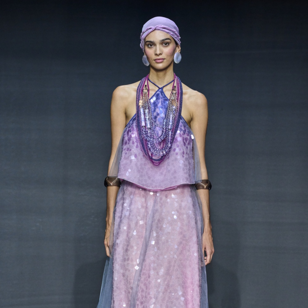 إطلالة من Emporio Armani