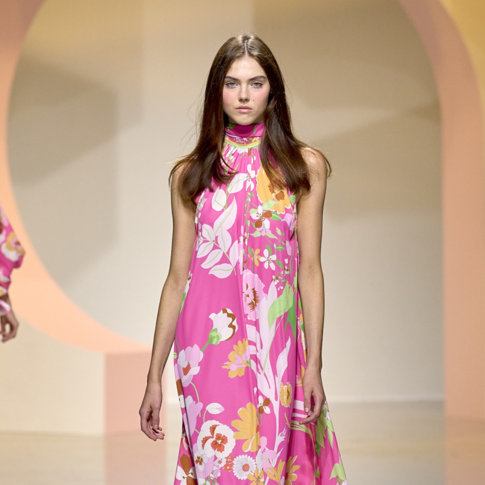 في يوم العالمي للمرأة 2024 أجمل صيحات الفساتين الزهرية المنقوشة 