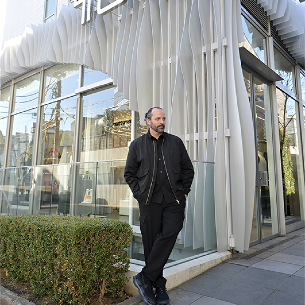 المدير الإبداعي لـ TUMI"فيكتور سانز"