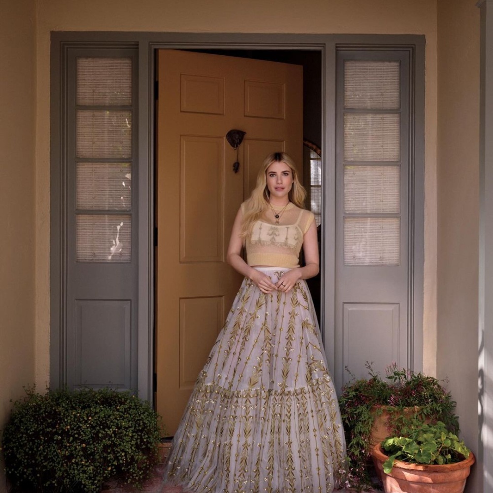 الممثلة الأمريكية إيما روبرتس أمام منزلها في لوس أنجلوس