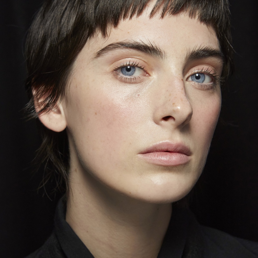 تعرفي على الفرق بين مصّل العين وكريم العين وكيفية استخدامهما بإحترافية