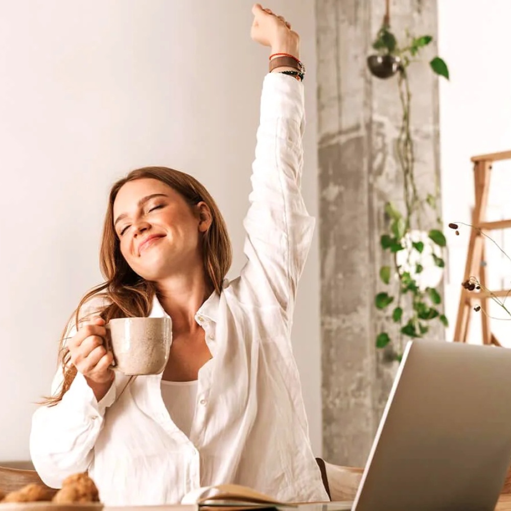 وداعا للملل وآلام الظهر.. نصائح للعمل من المنزل بسعادة