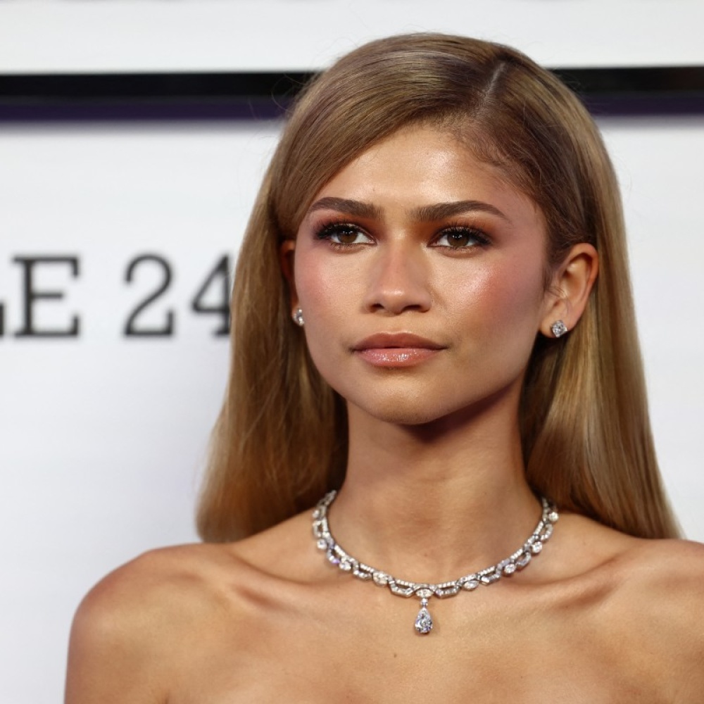 زندايا تمرّدت مجدّداً على صيحات الجمال الروتينية.. إطلالاتها الأخيرة مناسبة لموسم الصيف