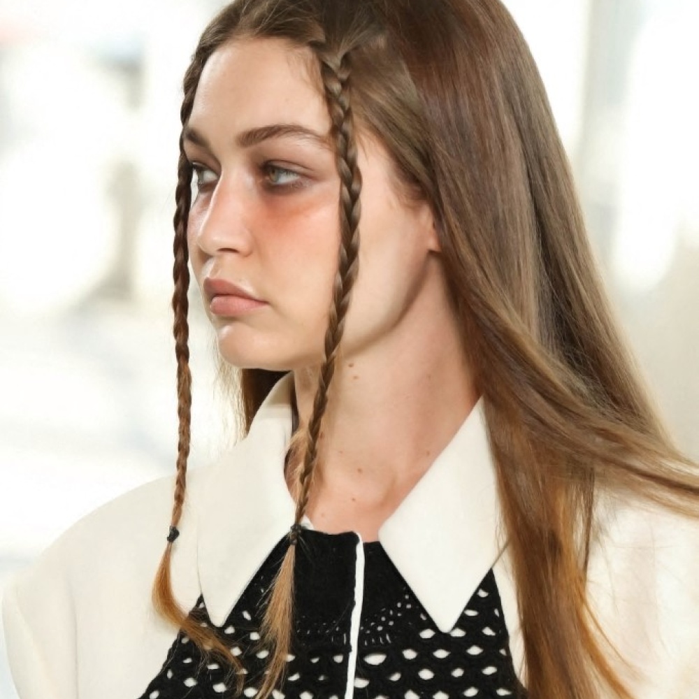 اكتشفي استراتيجيات مزج الألوان للحصول على شعر عسلي جذاب