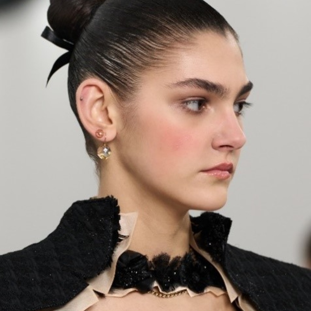 تسريحات الشعر المرفوع مع الكعكة المعقودة من عرضViktor & Rolf