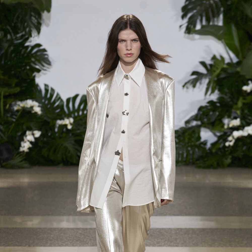 البنطلون الفضي صيحة متجددة في إطلالاتك المسائية