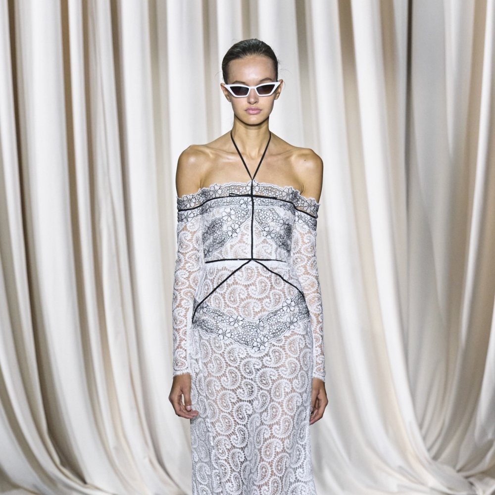 فستان ابيض ناعم أوف شولدر من Giambattista Valli 