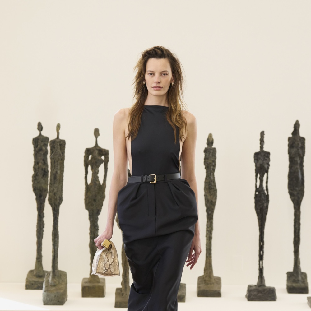 من قال أن الفستان الأسود لا يليق بإطلالات الصيف؟ هذه الخيارات تثبت العكس