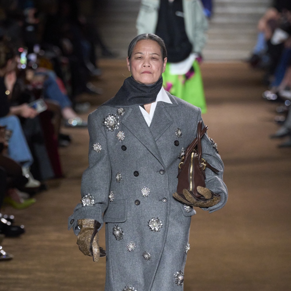 الدكتورة "تشين هويلان"  في عرض "ميو ميو" خريف 2024