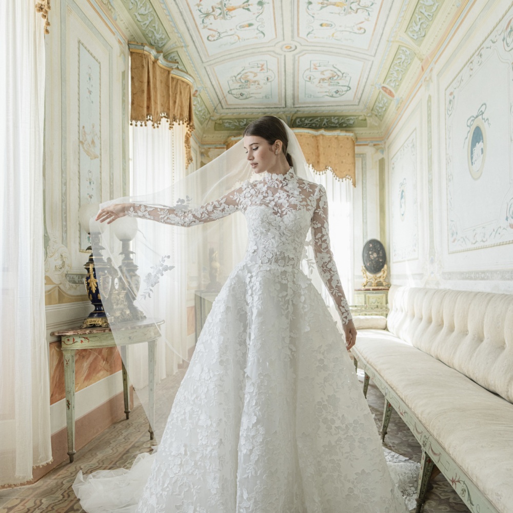 فستان زفاف بالدانتيل والورود بخصر منخفض من مونيك لولييه