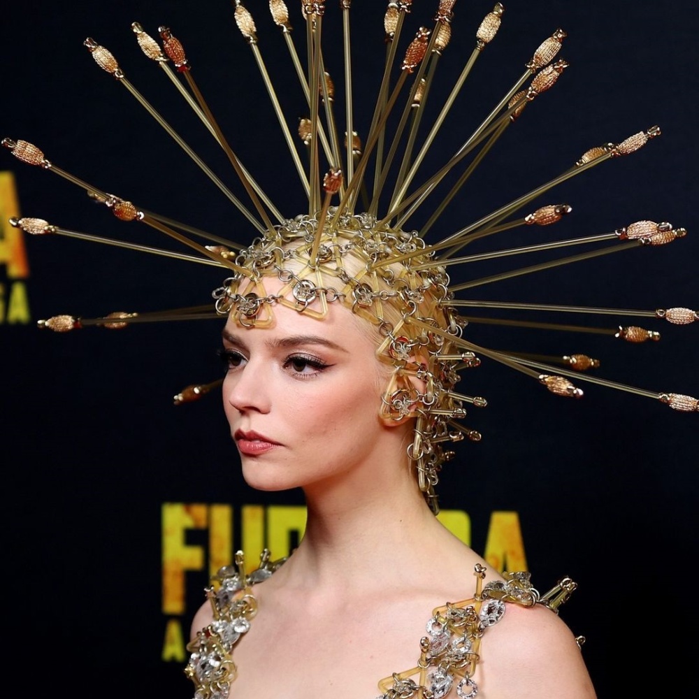 إطلالة جمالية وفينتاج للنجمة Anya Taylor-Joy