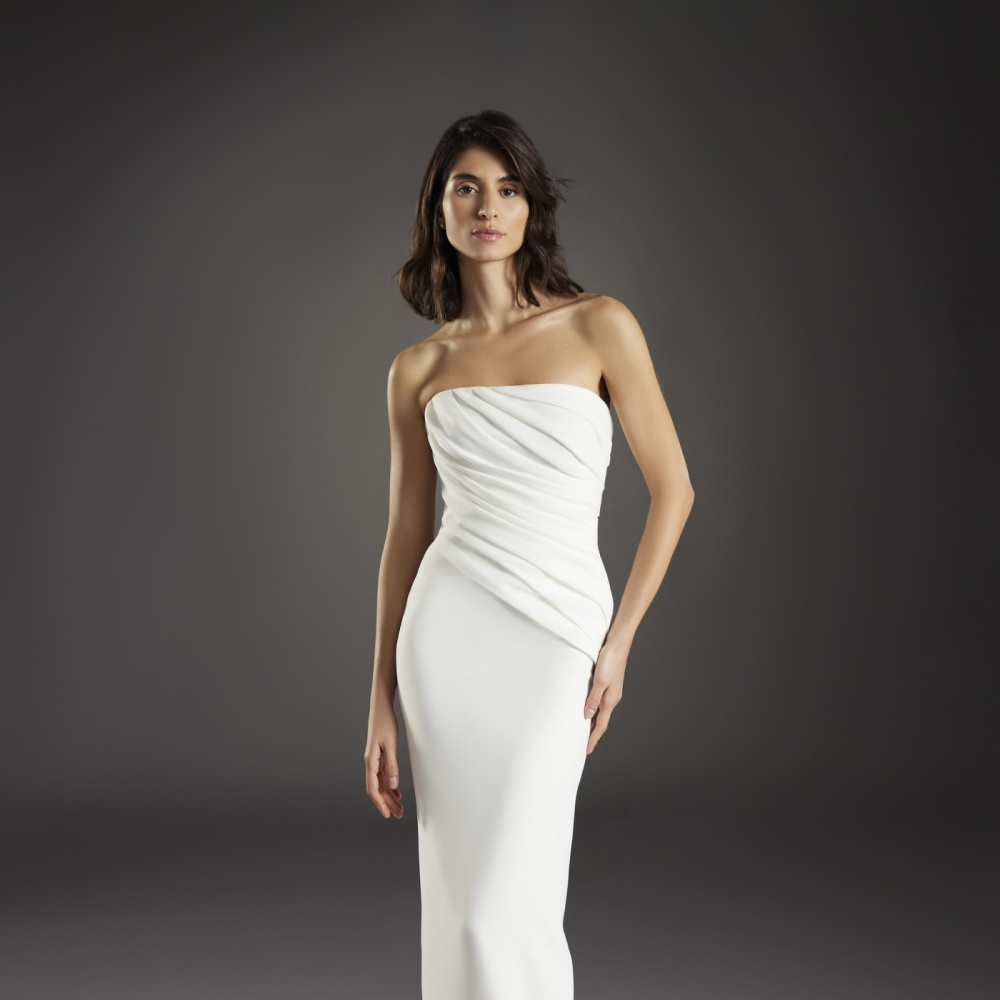 إطلالة ناعمة من Pronovias خلال عروض موضة عروس 2025