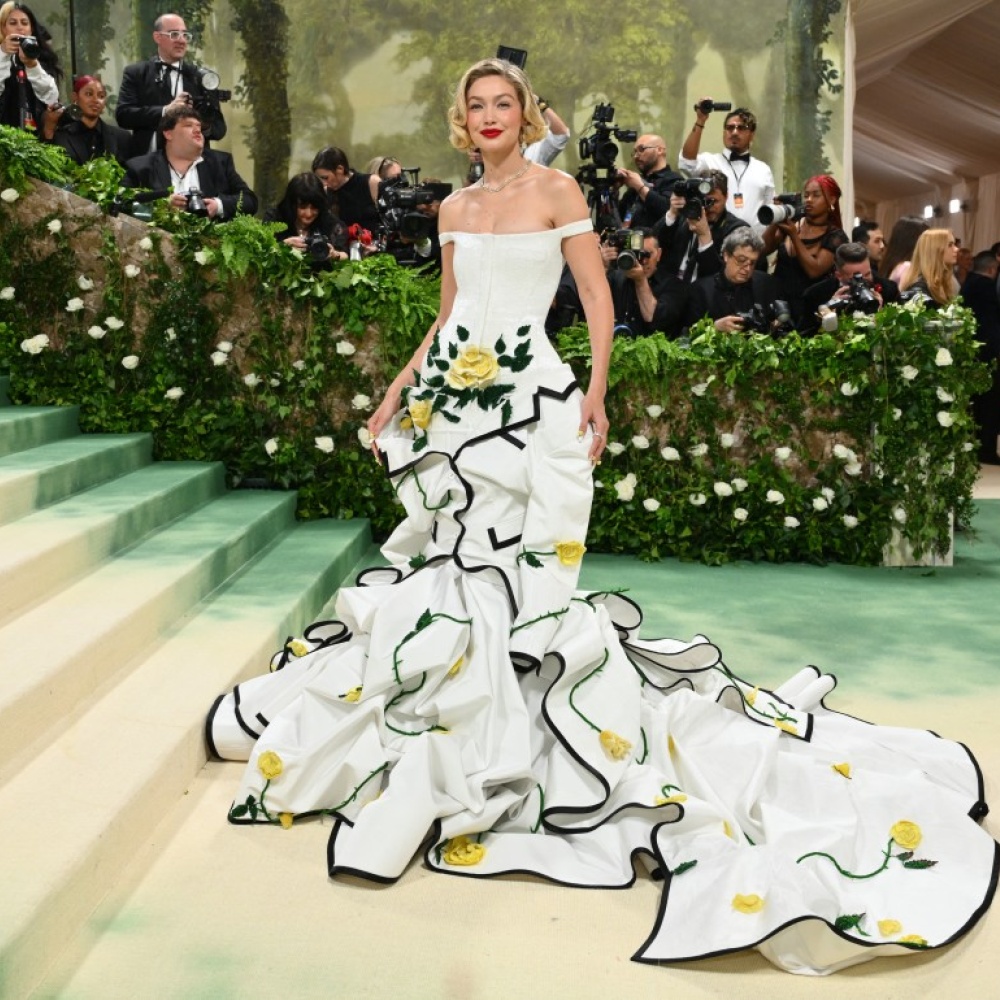 جيجي حديد بإطلالة من توقيع مصمم الأزياء الأمريكي، توم براون