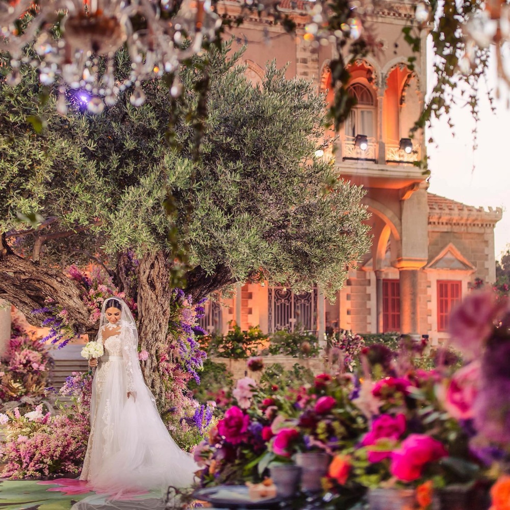 إنه الوقت المناسب لتختاري الورود الملونة لزينة زفافك في صيف 2024!