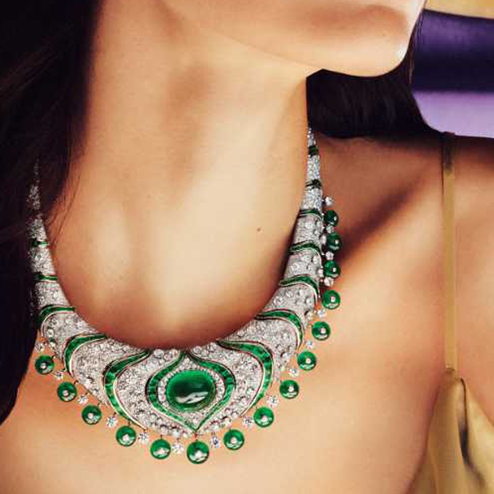 الزمرد حجر مايو في أفخم تصميمات المجوهرات العالمية