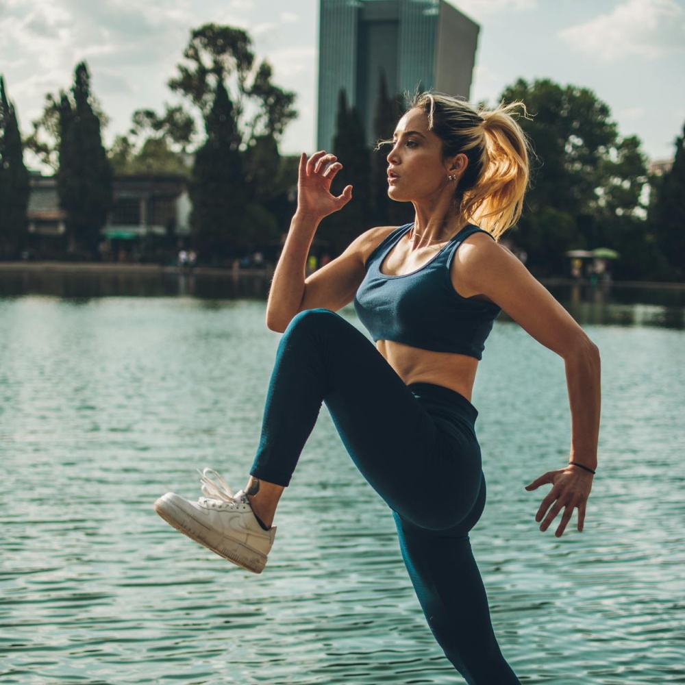 منها شرب الماء مباشرة بعد الاستيقاظ ... إليكِ أقصر الطرق لحرق الدهون في فصل الصيف