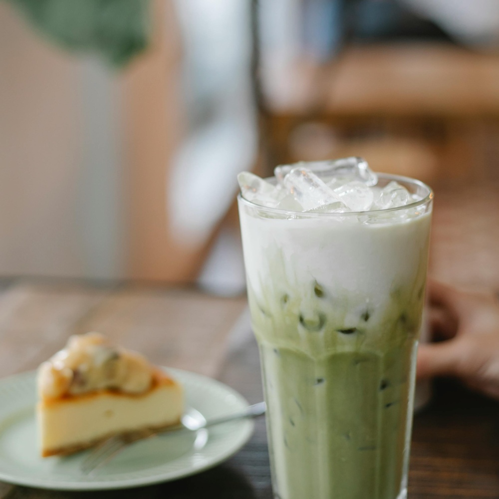 طريقة عمل ماتشا لاتيه للاستمتاع به خلال فصل الصيف