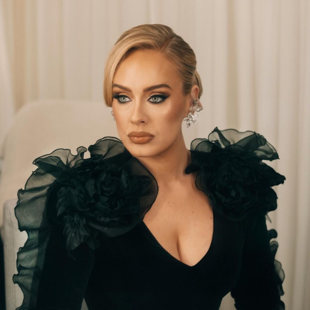 كيف تُنسق النجمة العالمية لونها الكلاسيكي المُفضل مع تصاميم مجوهراتها العصرية البرّاقة؟