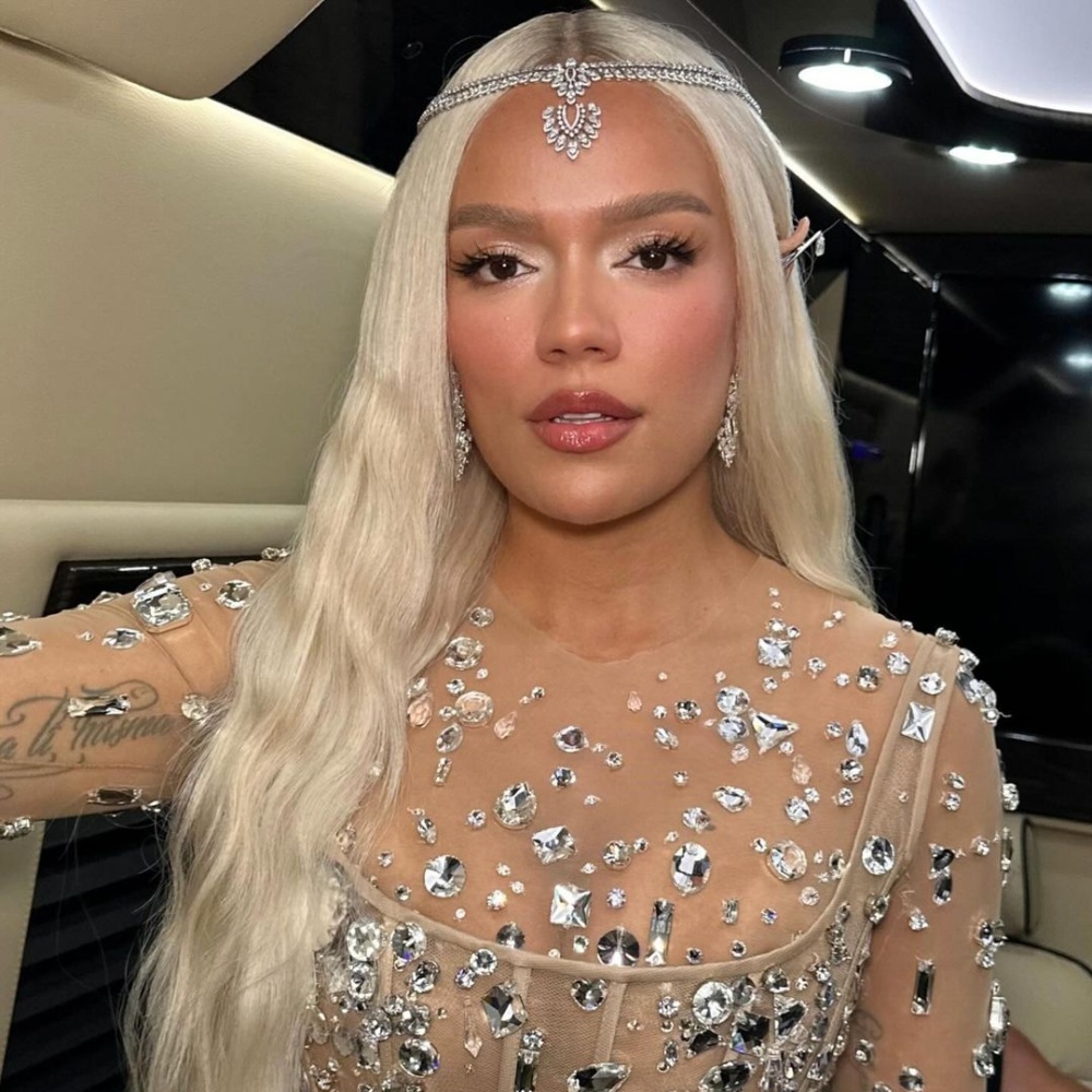 مكياج عيون بلمسات فضية وآيلاينر أسود بأسلوب النجمة Karol G