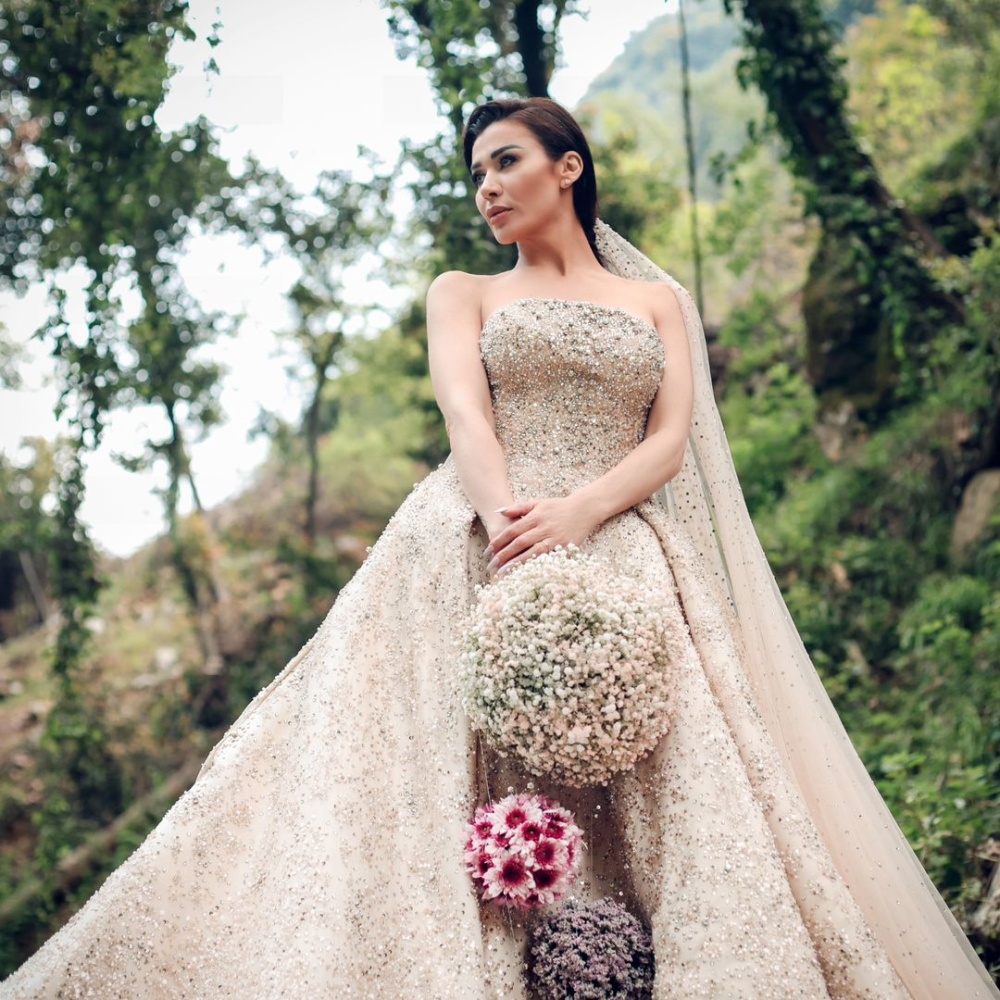 نادين الراسي بإطلالة زفاف. الصورة لـ Ace Production