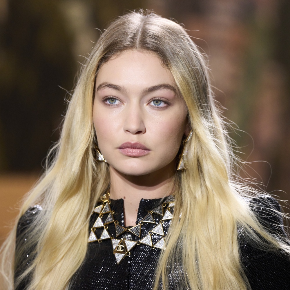 طرق جديدة لتطبيق البلاشر في الصيف وألوان جريئة تناسب اطلالاتك أثناء السفر