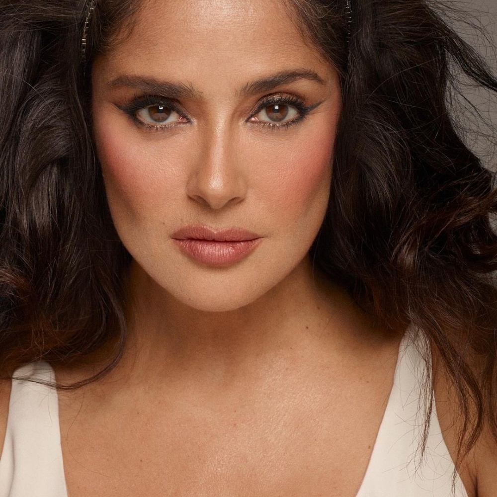 تتبنى سلمى حايك نهجاً فريداً في العناية ببشرتها، حيث لا تقوم بتنظيف وجهها في الصباح