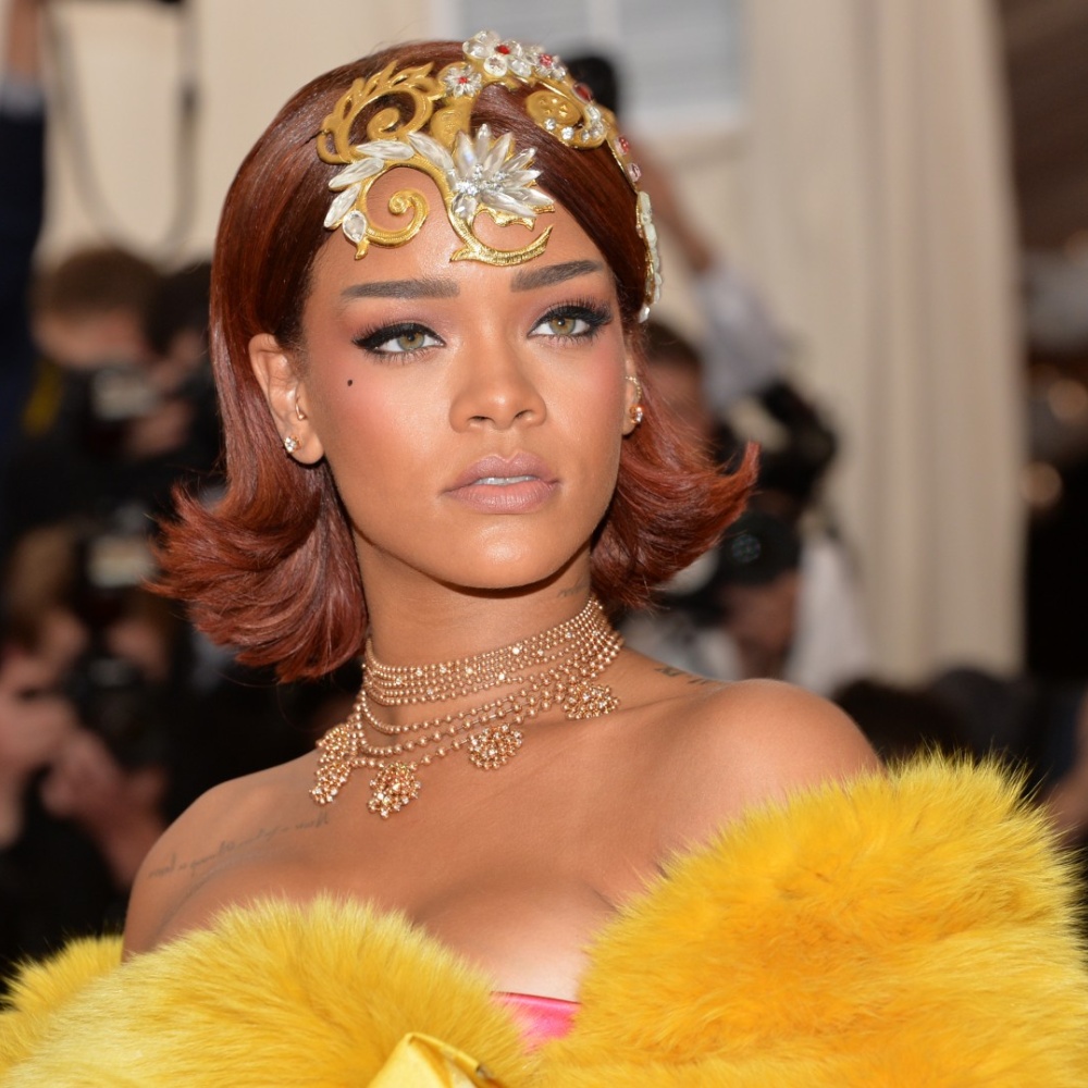 تسريحات الشعر الكاريه مع الاكسسوارات الهندسية بأسلوب Rihanna عام 2015
