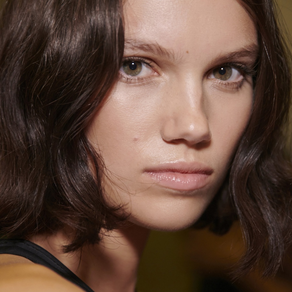 دليل شامل للمبتدئات للعناية بالبشرة وتعزيز جمالها الطبيعي