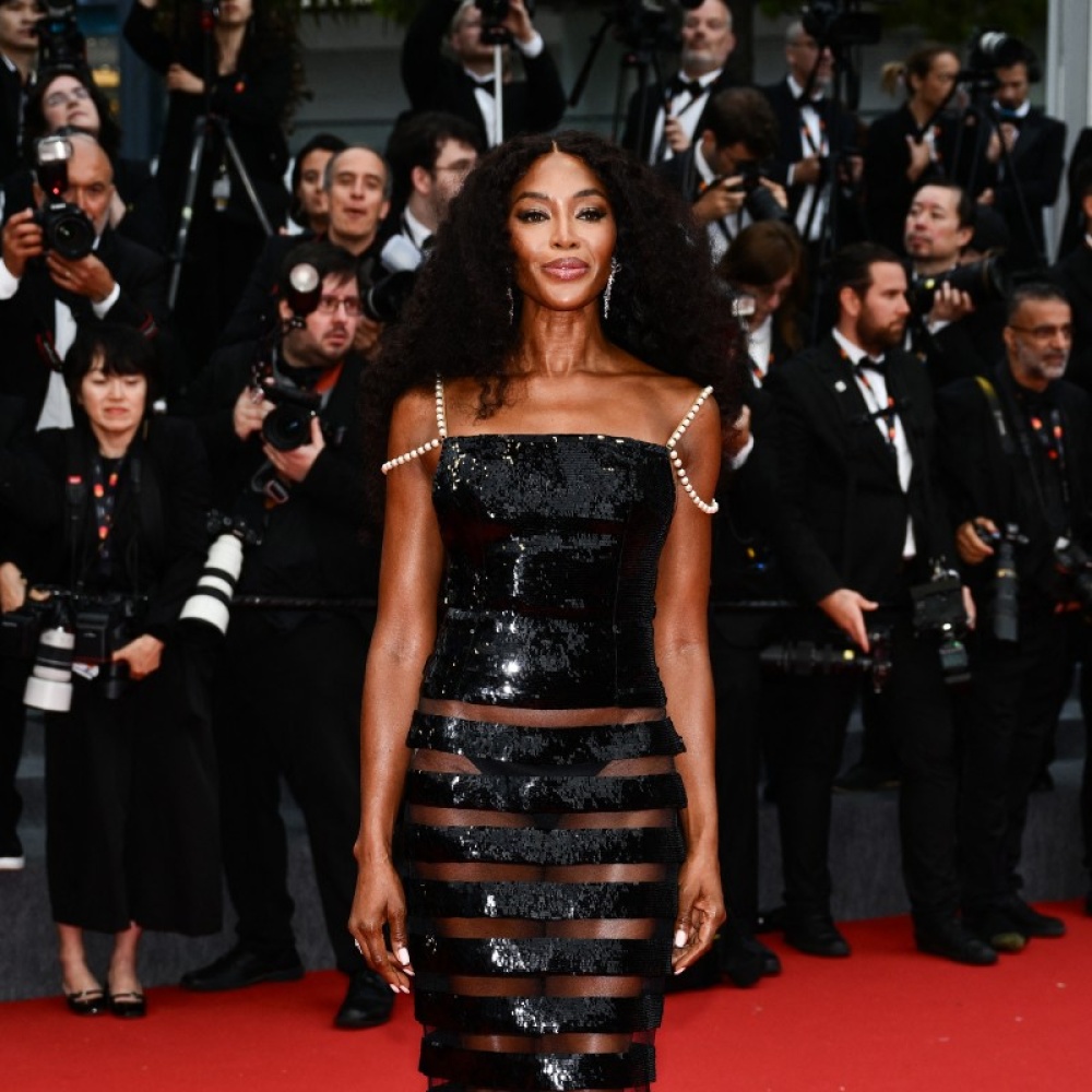 ناعومي كامبل تعيد إحياء إطلالة من الماضي في مهرجان كان