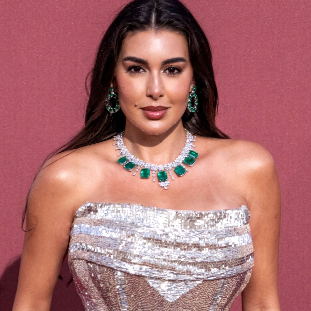 ما تزال صور ياسمين صبري تتصدر الترند في إطلالاتها بمهرجان كان السينمائي حيث أثارت الجدل بالتغيير الذي لاحظه الجمهور في ملامحها والذي يعود الى تغييرها في طريقة مكياجها المعتادة. نرصد لكم أحدث إطلالاتها والتغييرات التي اعتمدتها في مكياجها. أحدث إطلالات ياسمين صبري والتغييرات التي اعتمدتها الإطلالة التي أثارت بها ياسمين صبري الجدل في مهرجان كان السينمائي وما يزال الجمهور يتناقلها، ظهورها بفستان فضي لامع والذي نسقت معه مكياج ناعم وبتفاصيل مختلفة عن خطوات مكياجها المعتادة ما جعلها تظهر بملامح مختلفة خاصة عند ناح