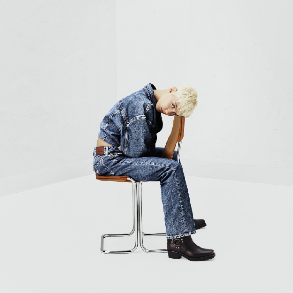 إطلاق GUESS JEANS™ فصل جديد في عالم الدنيم: أربعون عامًا قادمة من الدنيم مع Iris Law