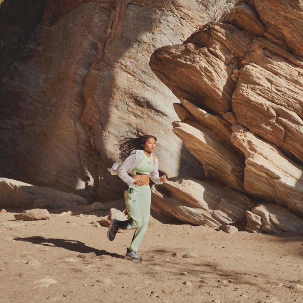 LOEWE وOn يوسعان تعاونهما ليشمل الأزياء الجاهزة... ملابس رياضية وخارجية أنيقة وأحذية للرجال والنساء