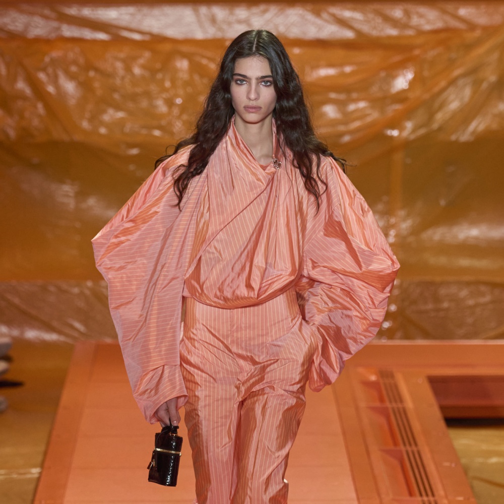 بلوزن بأكمام منفوخة وكبيرة من Louis Vuitton