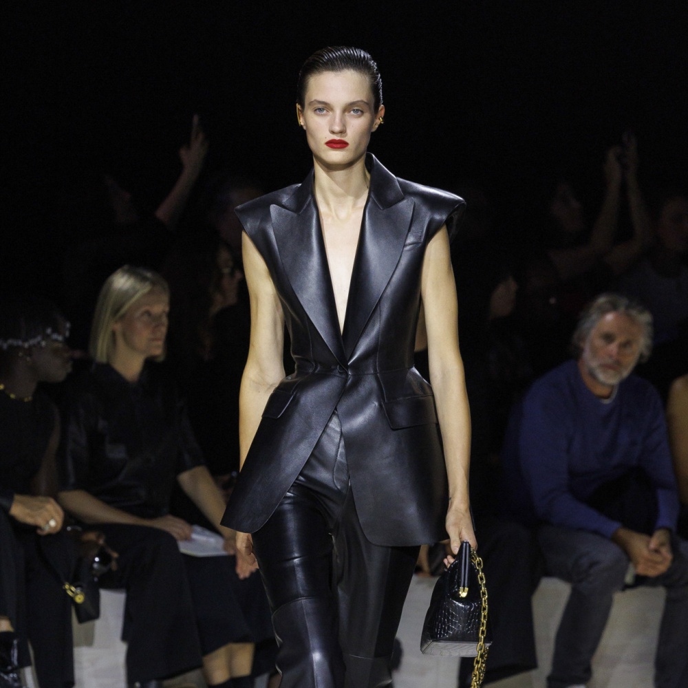 هل ستكون الأطقم الجلدية خيارك الأول هذا الصيف؟ 