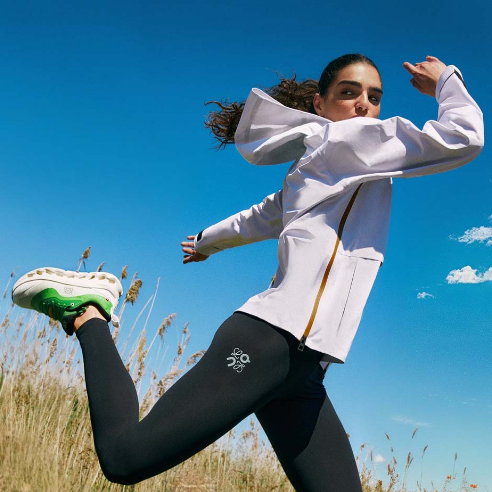 لإطلالات مليئة بالنشاط والحيوية نسّقي أزياءك مع تصاميم أحذية مبتكرة