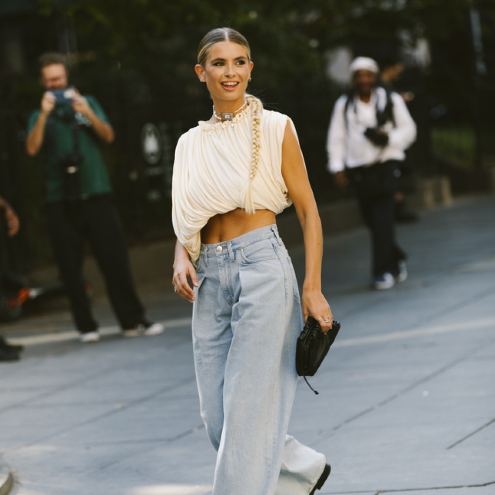 السروال الدنيم الأنسب للسيدة القصيرة أو المتوسطة القامة