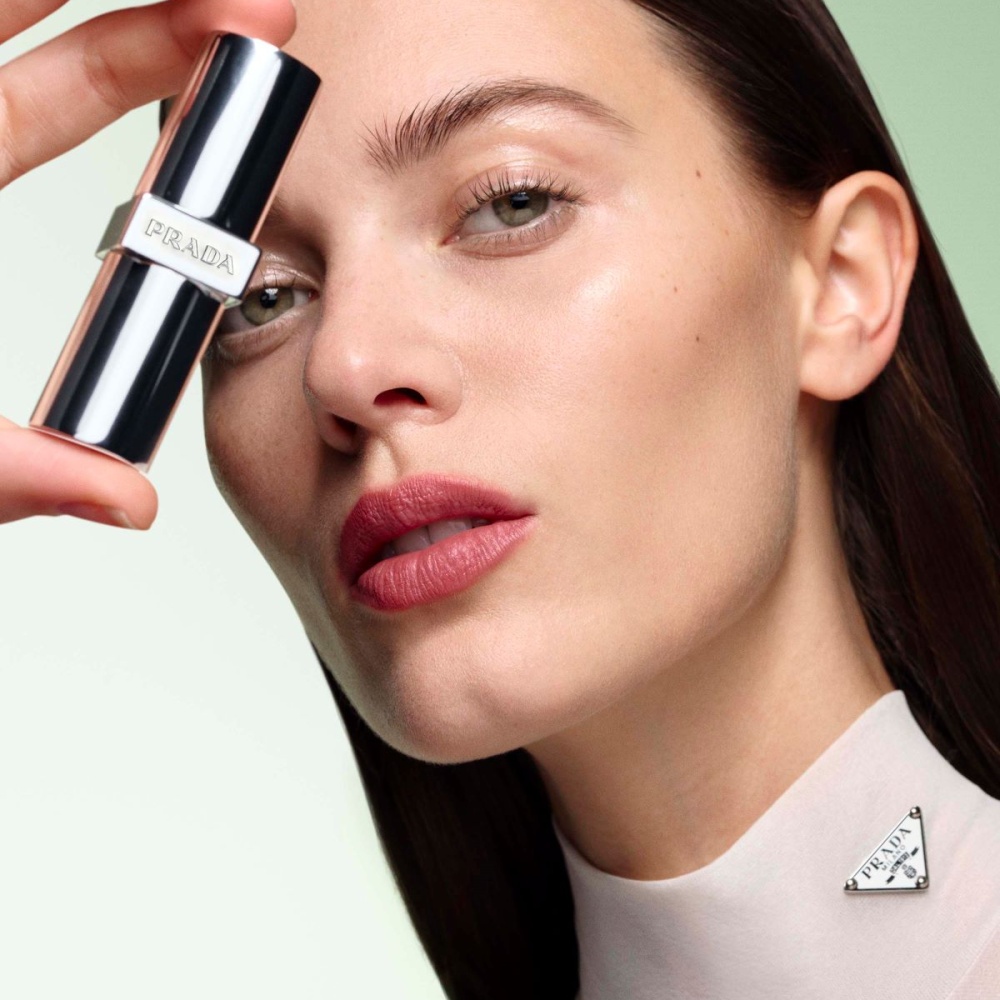 PRADA تطرح حملة RETHINKING BEAUTY وتعيد تصّور الجمال عبر تشكيلتَي Skin وColor الجديدتين