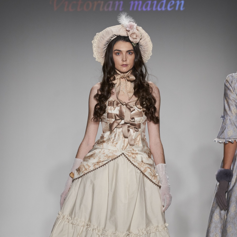 فساتين العصر الفيكتوري في القرن الثامن عشر اتسمت بالإحتشام وتميزت بالكورسيهات!
