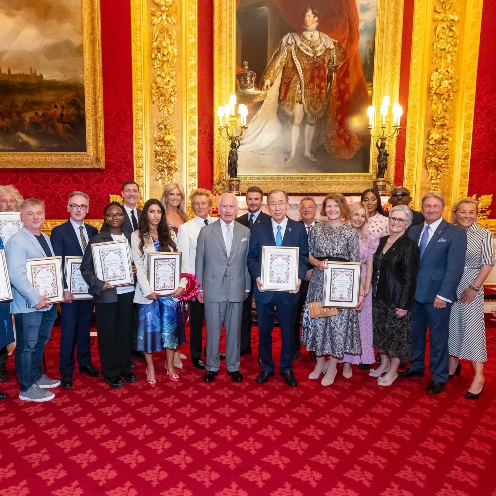 الملك تشارلز يشارك النجوم في توزيع جوائز King's Foundation